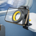 Smartphone in MagMore MagSafe houder op tafel bij raam tijdens reis