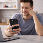 Man gebruikt Magmore MagSafe ringhouder tijdens het werken met smartphone en laptop
