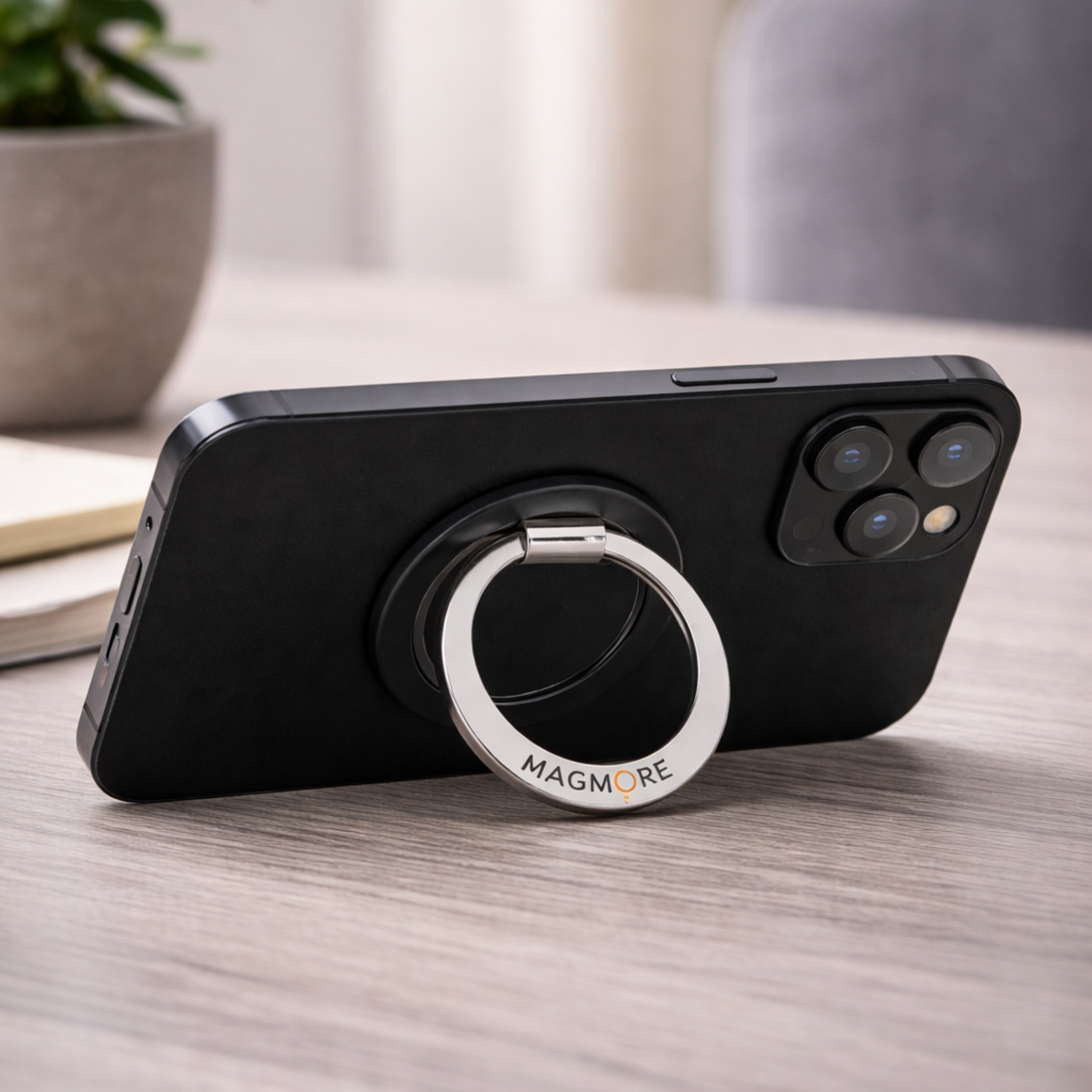 Magmore MagSafe ringhouder gebruikt als standaard voor iPhone in liggende positie