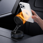 Magmore MagSafe suction pad bevestigd in auto met magnetische aansluiting op iPhone